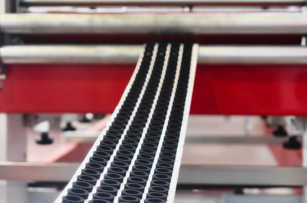 Kiss-cutting on continuous paper