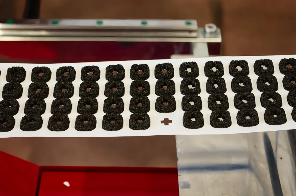 Kiss-cutting on continuous paper